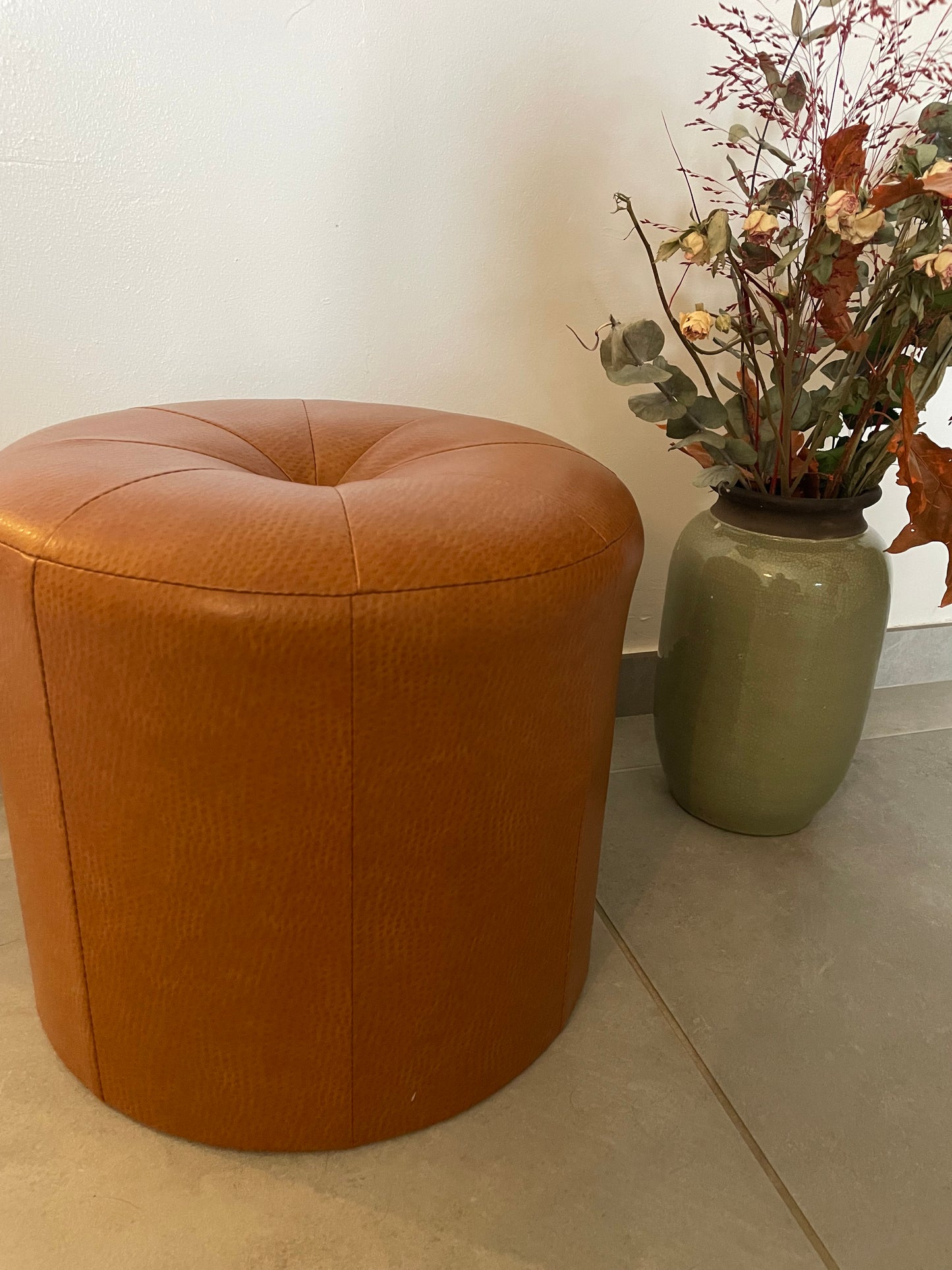 Pouf en cuir marron vintage
