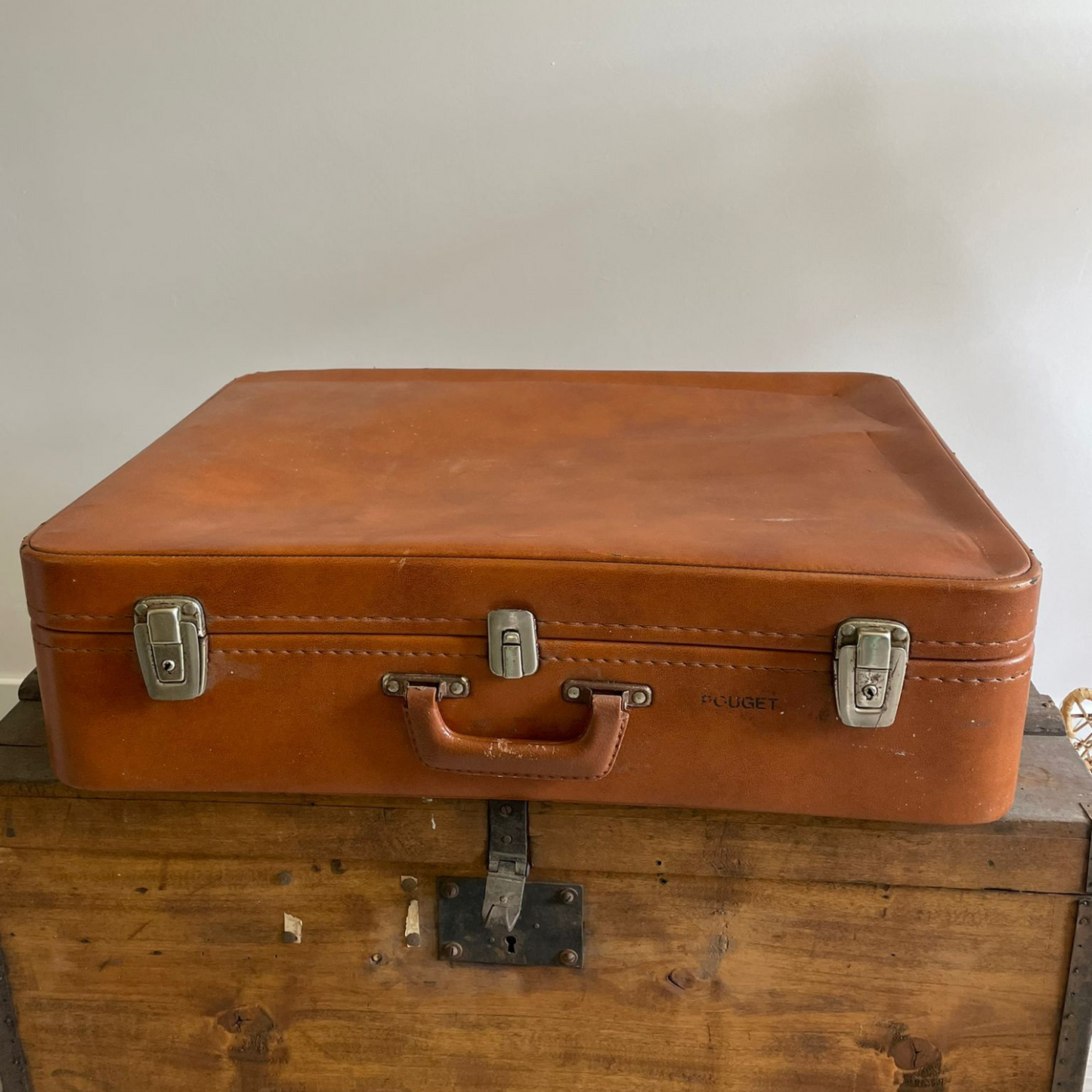 Location d'un lot de 3 valises et 2 coffres anciens