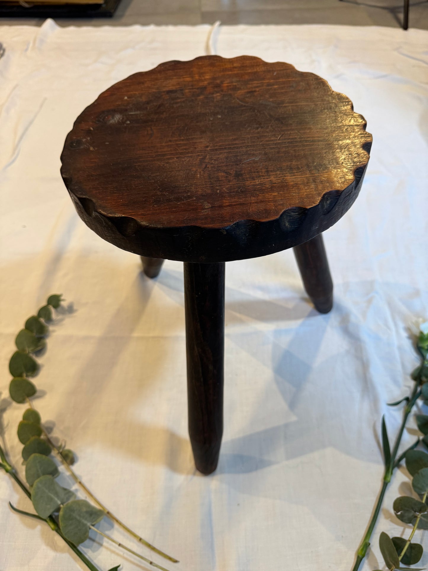 Tripode/tabouret en bois rustique ancien