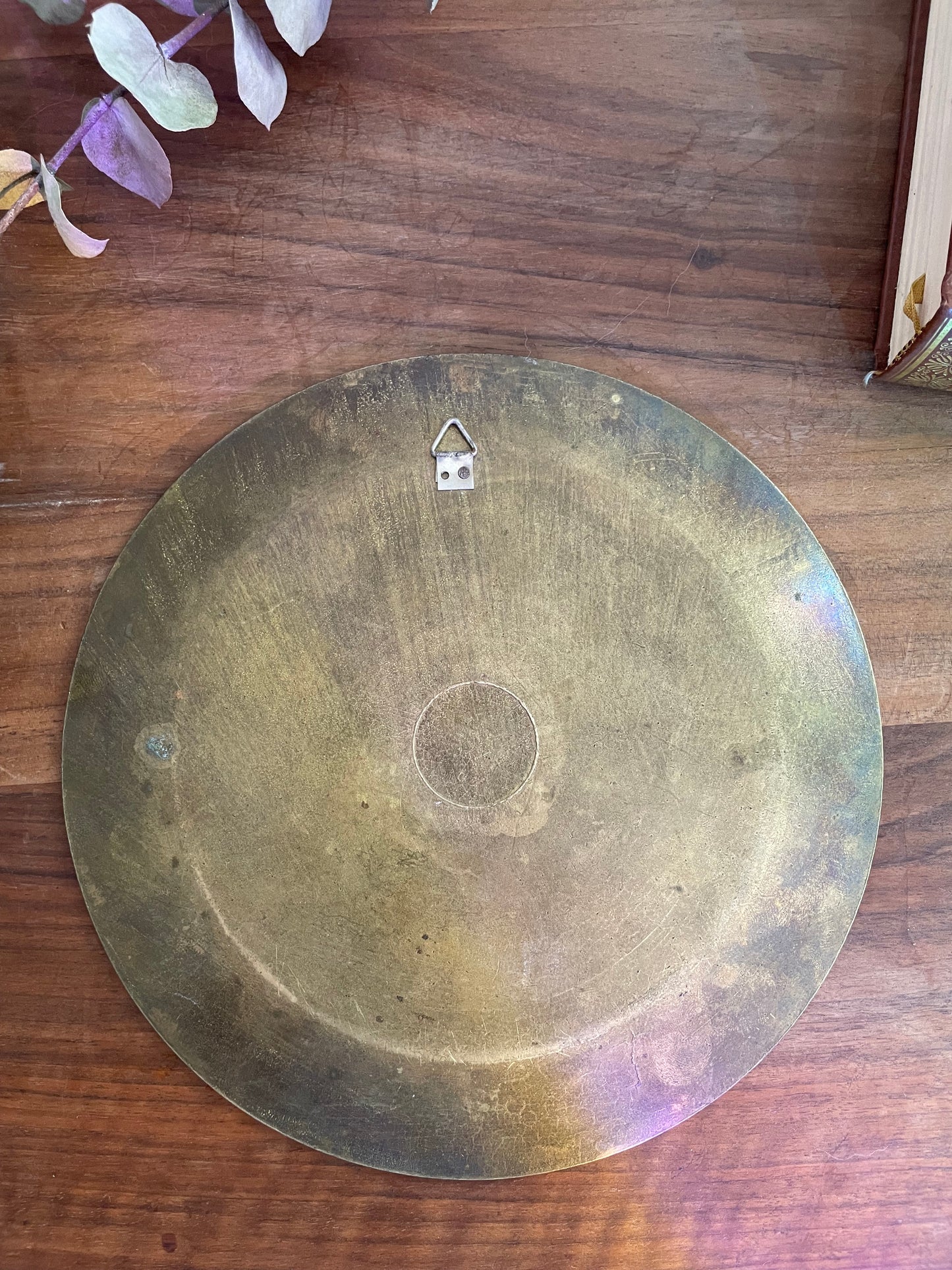 Assiette murale en laiton émaillé