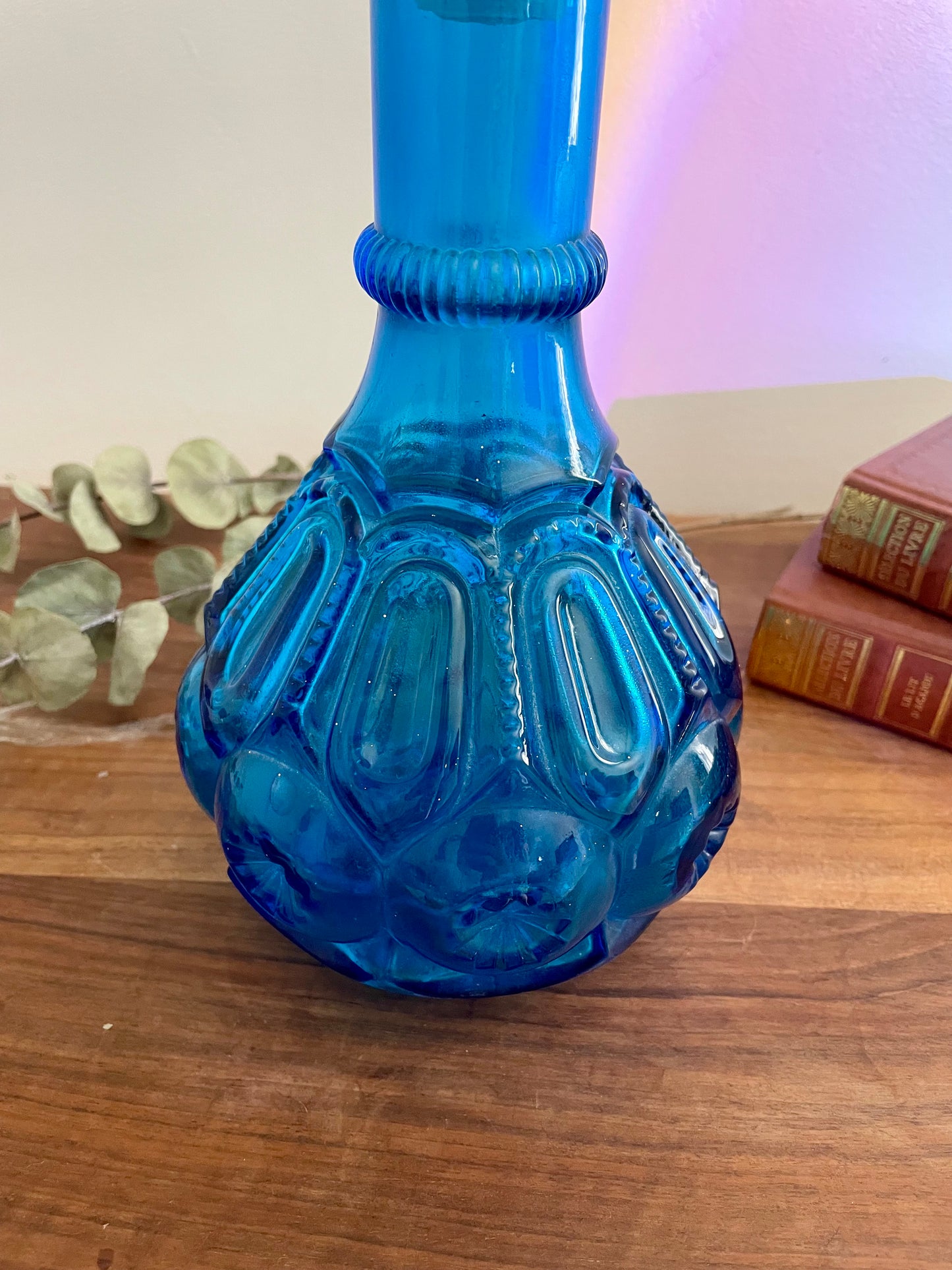 Carafe originale en verre bleu