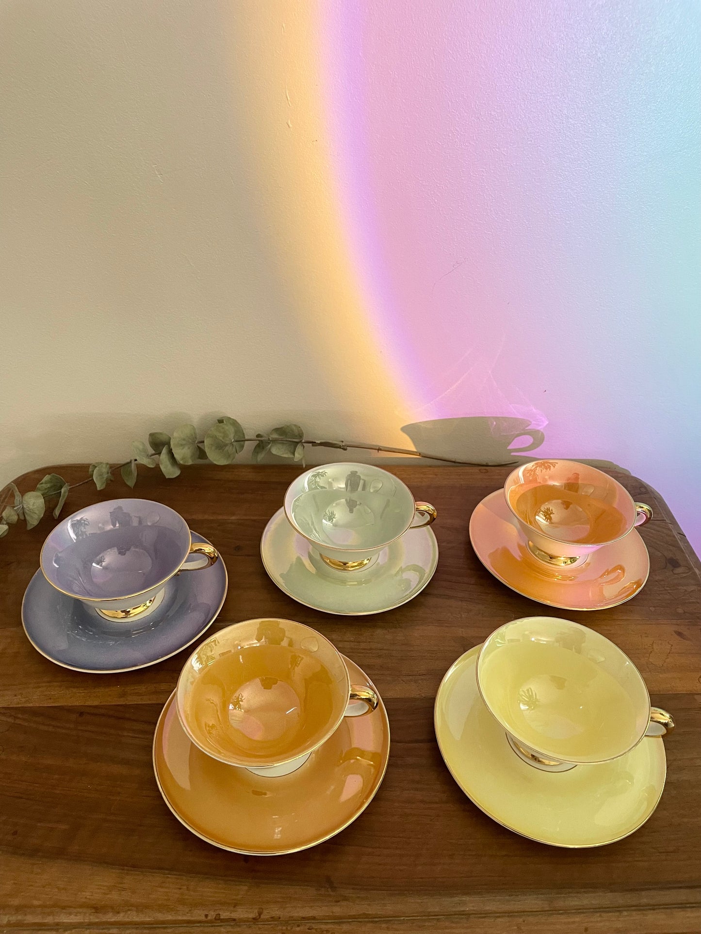 Ensemble de 5 tasses et sous tasses multicolores