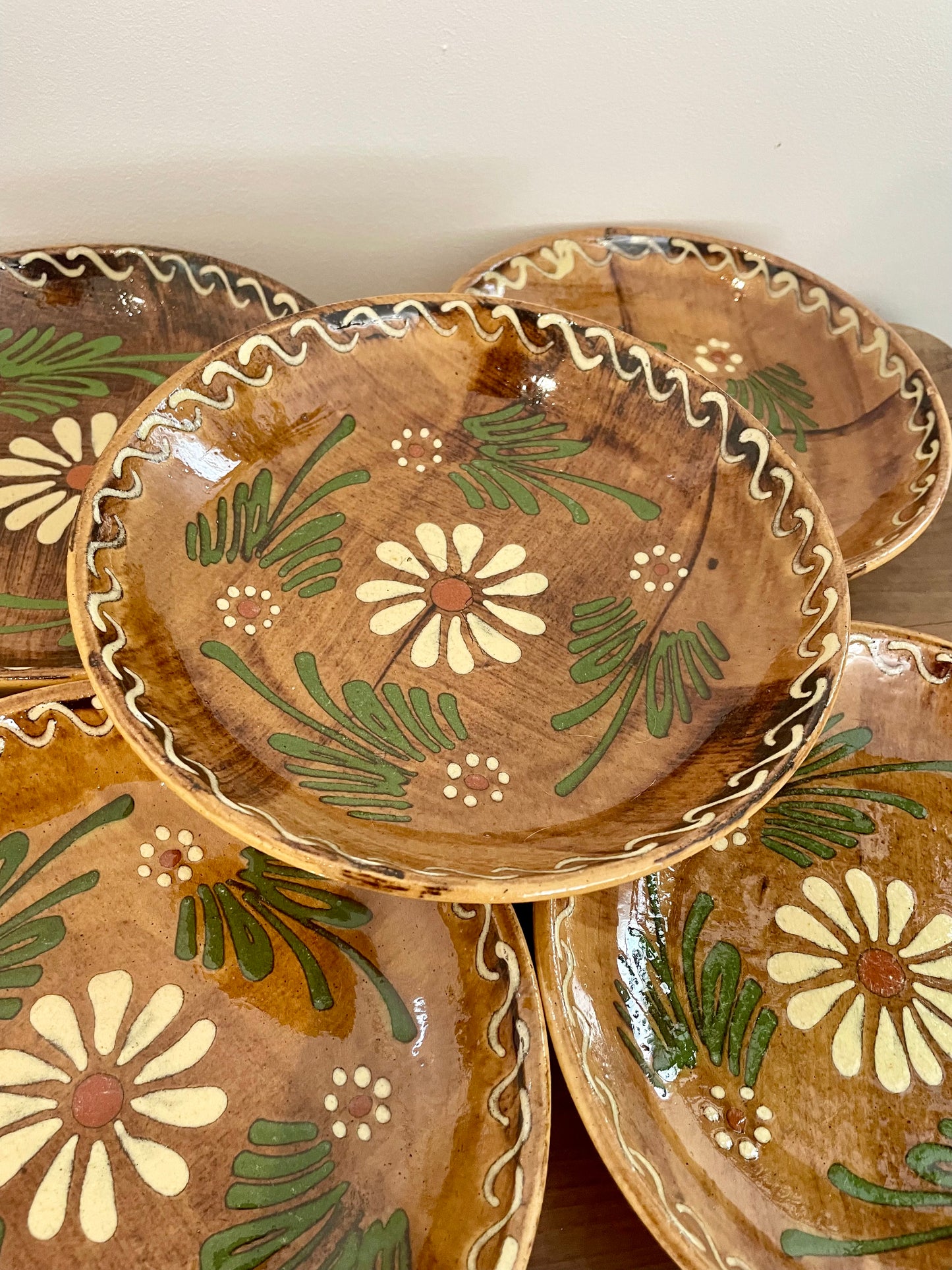Lot 5 assiettes en terre cuite -vernissé