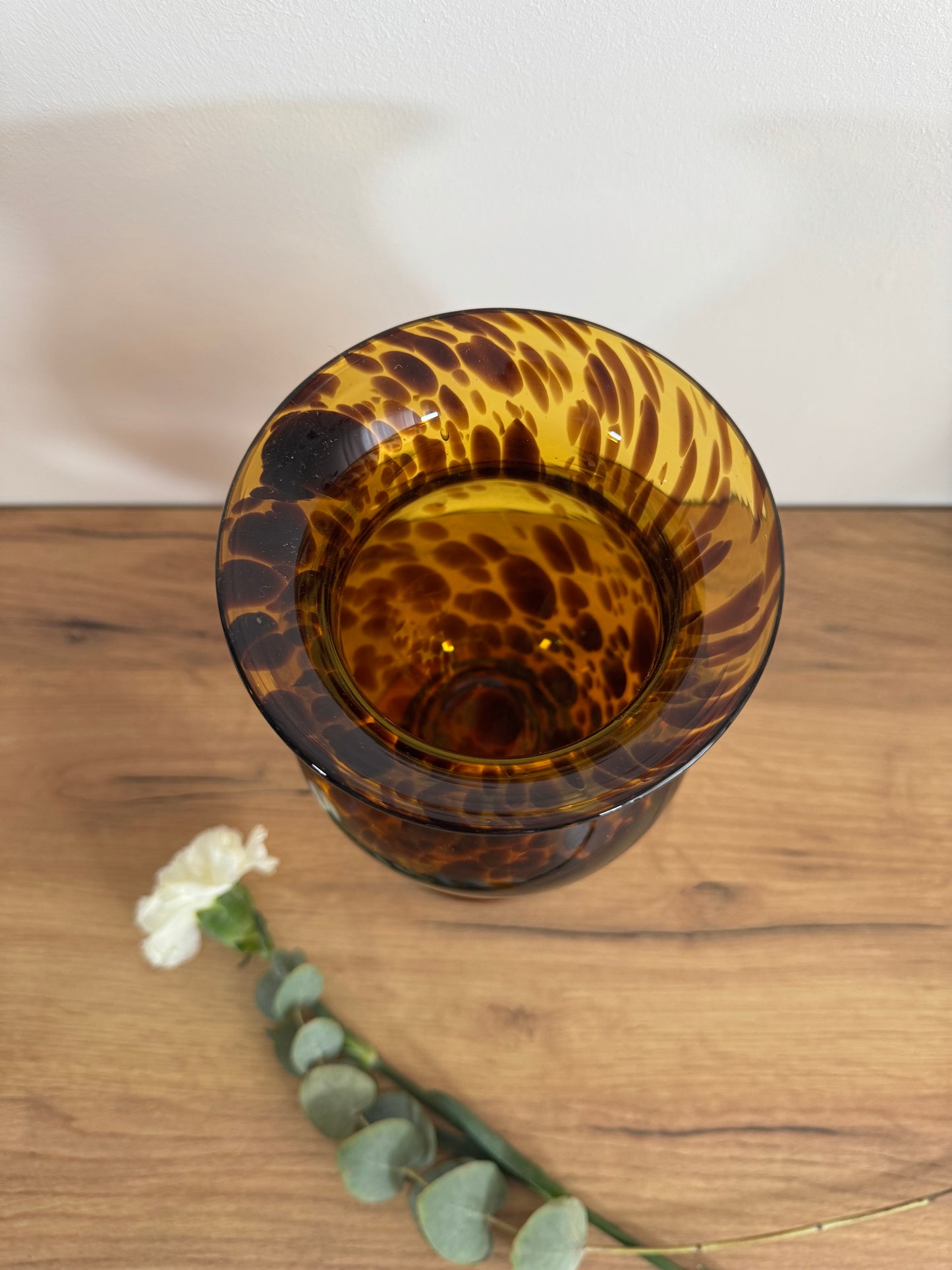 Vase ambré moucheté