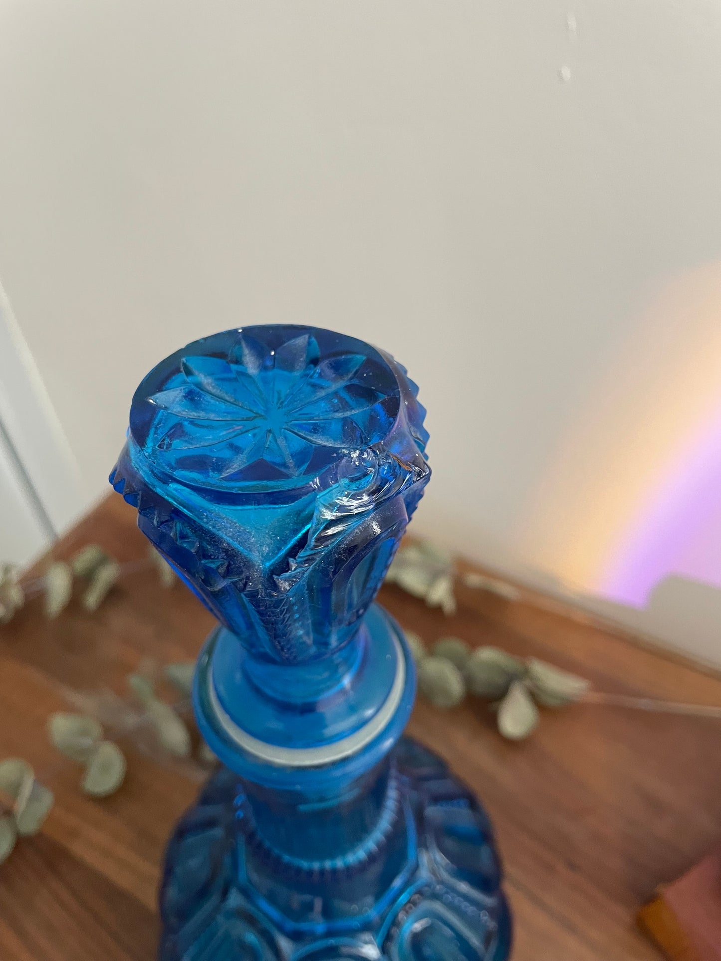 Carafe originale en verre bleu
