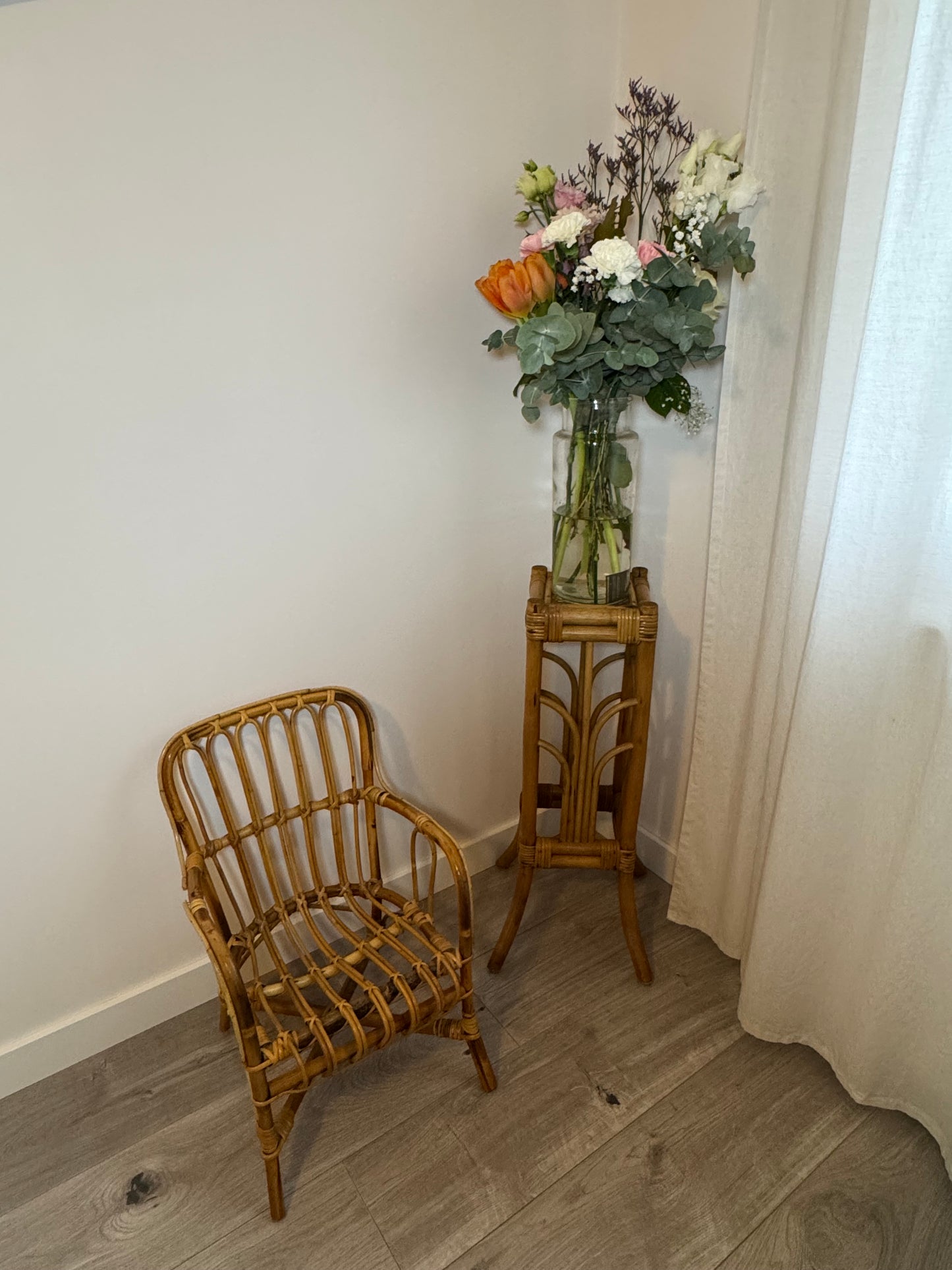Repose-plantes / desserte en rotin