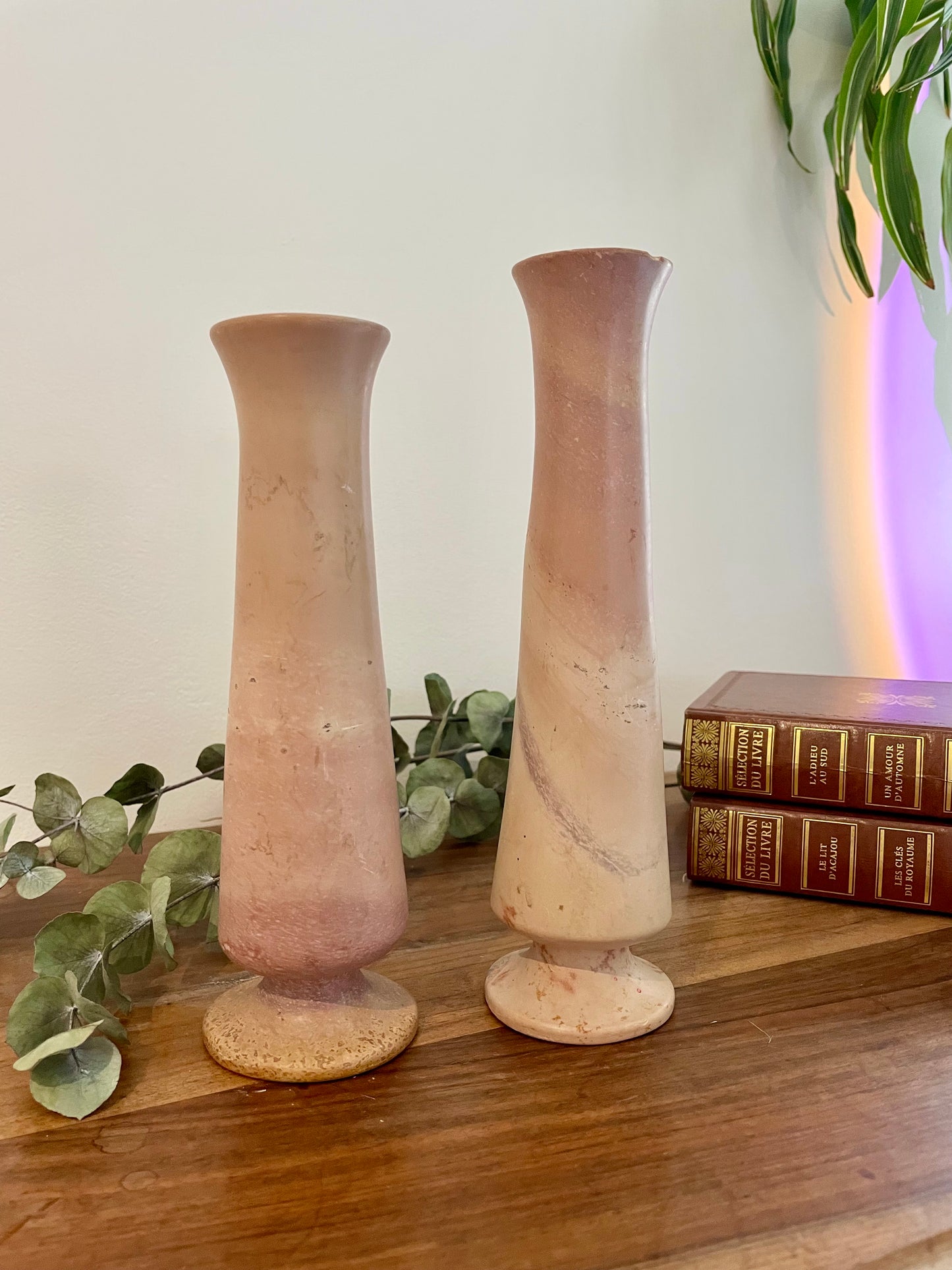 Paire de vases en marbre rose