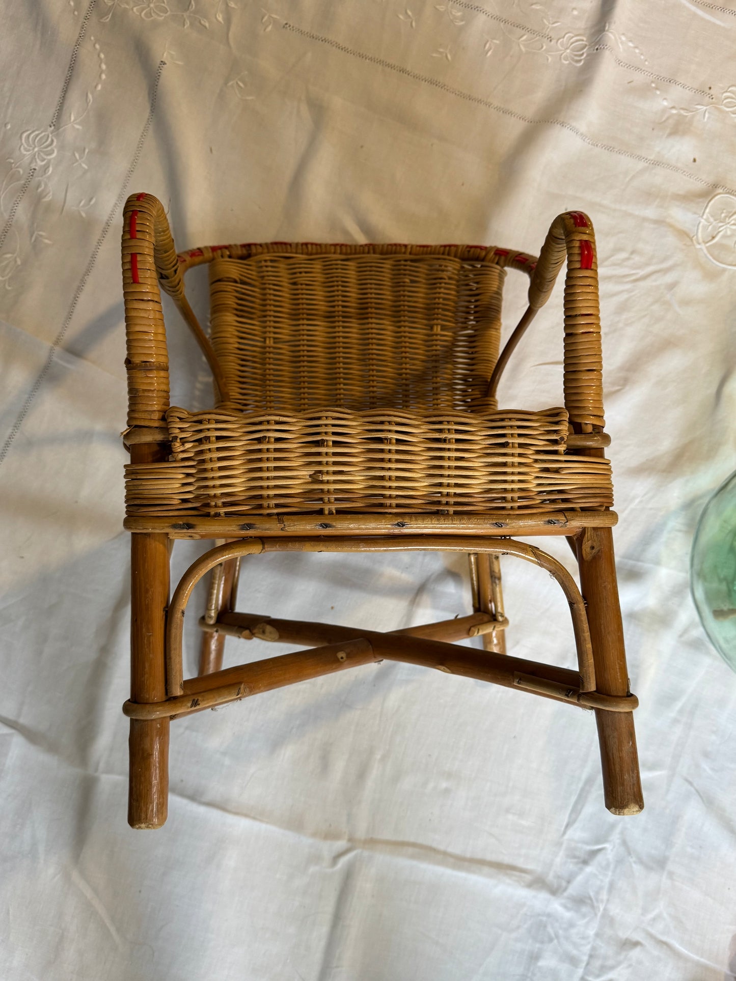 Chaise en rotin et scoubidou pour enfant