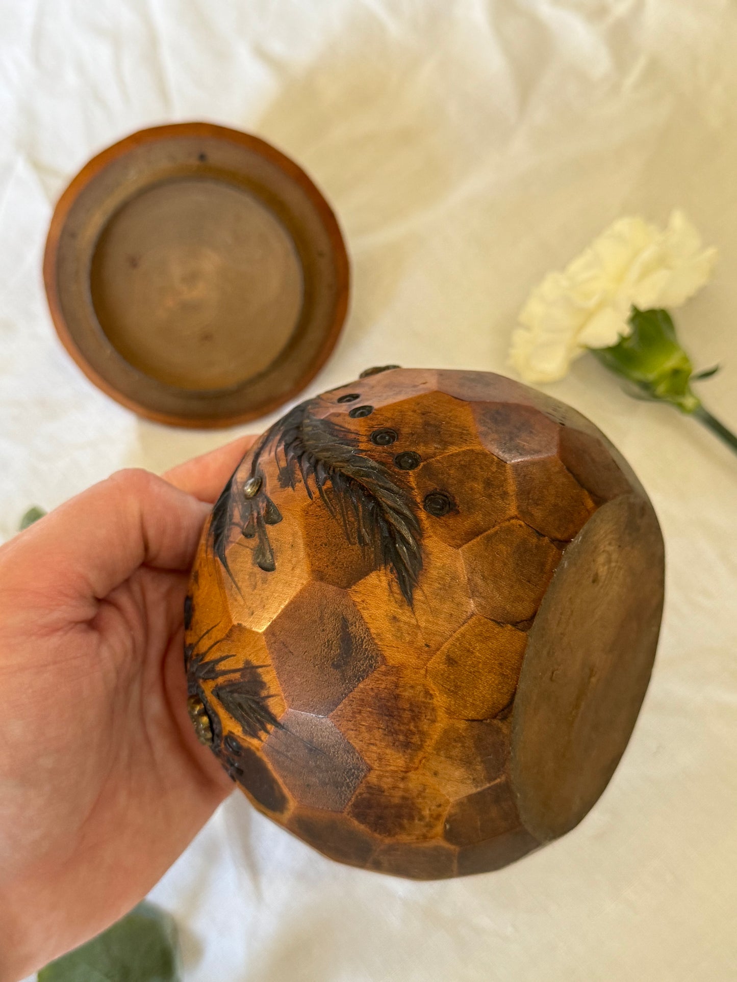 Boîte en bois sculpté et laiton