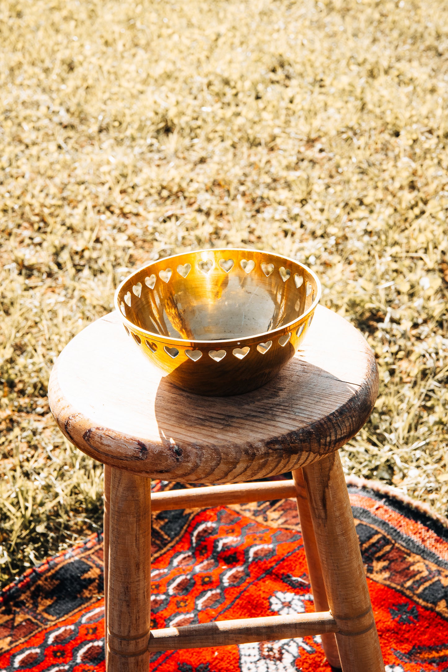 Bol doré orné de coeurs