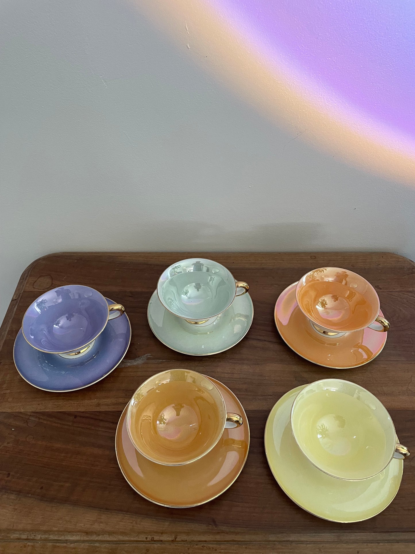 Ensemble de 5 tasses et sous tasses multicolores