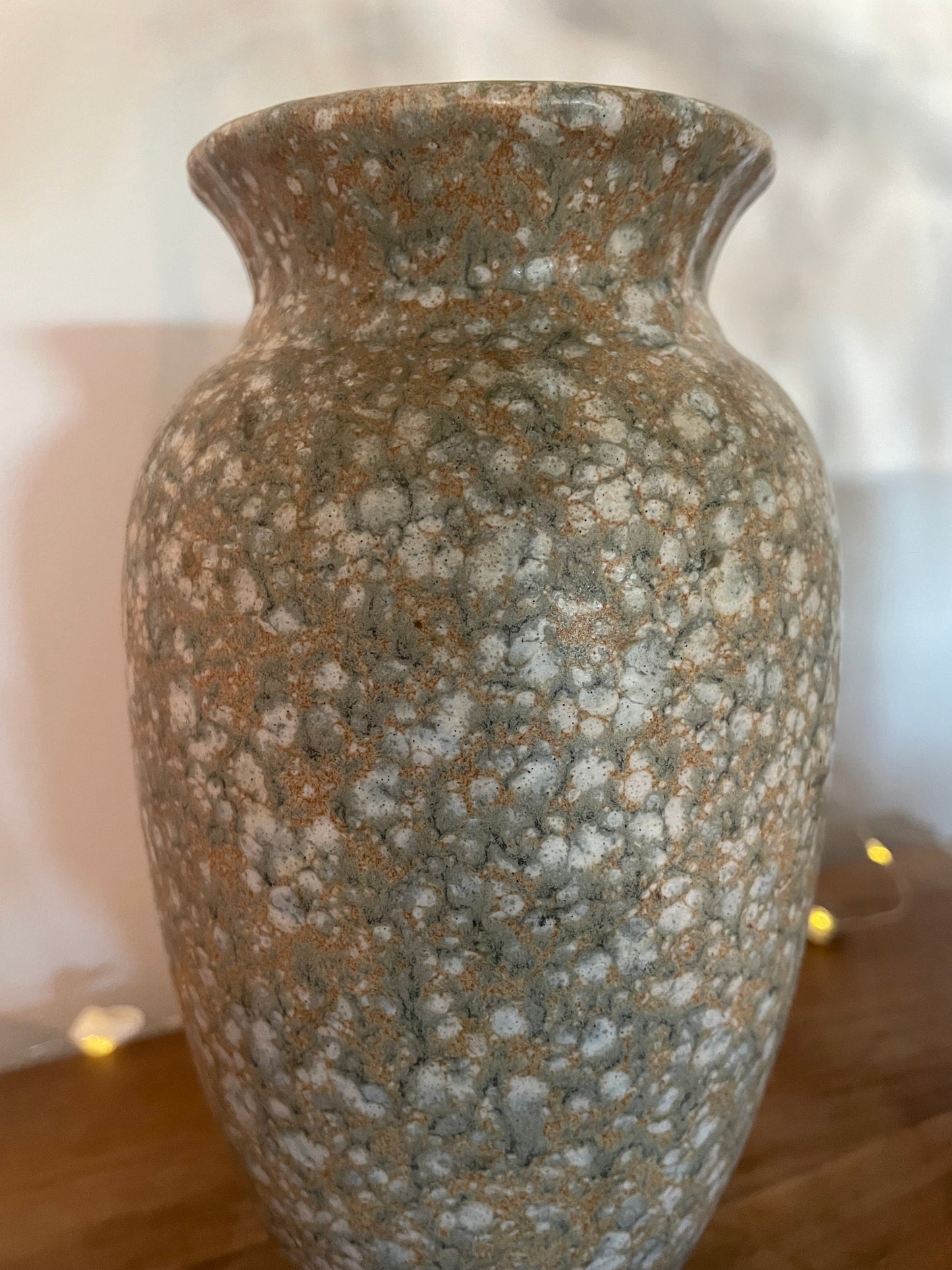 Vase en céramique tâcheté