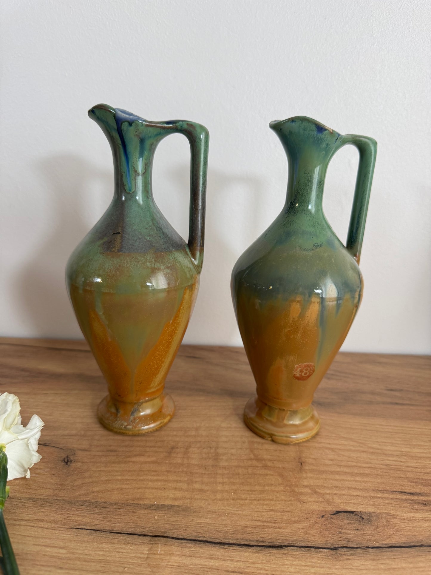 Lot de 2 pichets en céramique signés