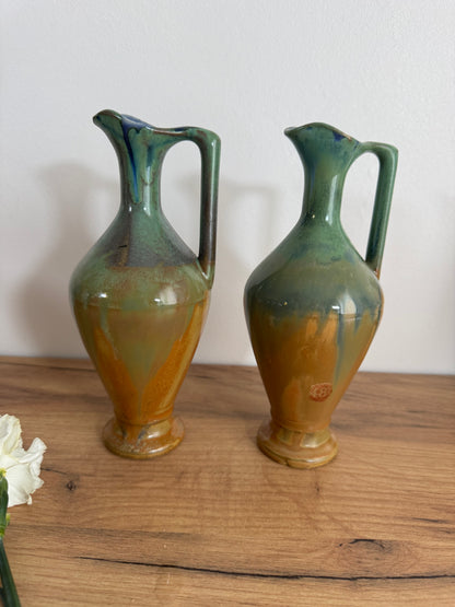 Lot de 2 pichets en céramique signés