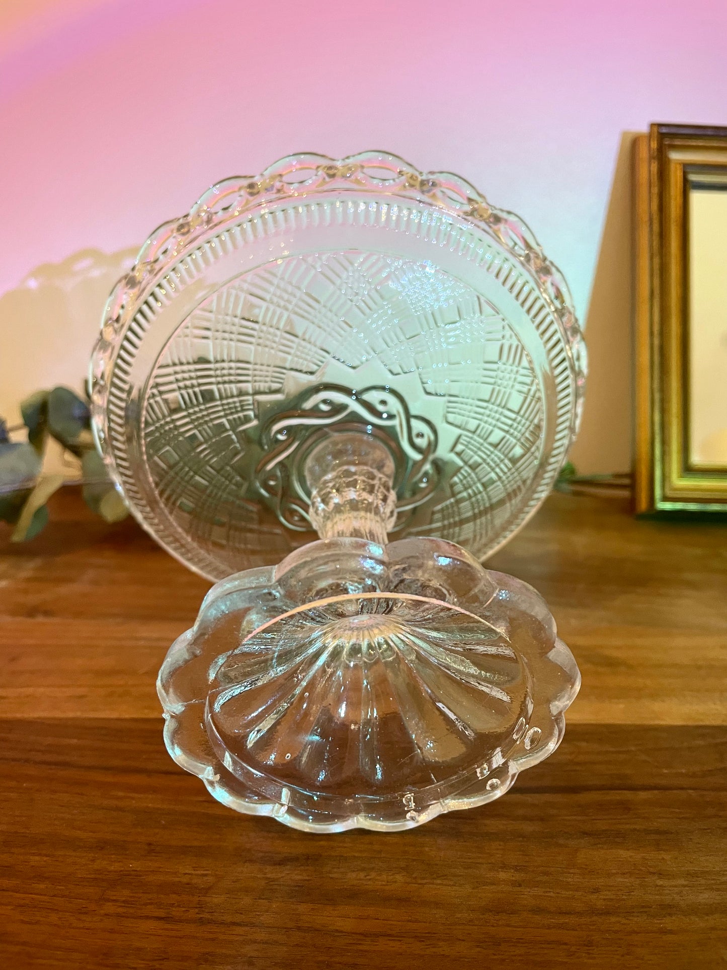 Coupe sur pied en verre moulé