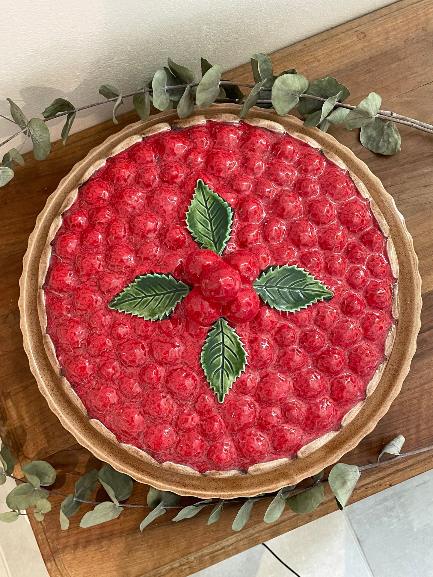 Plat en barbotine tarte aux fraises