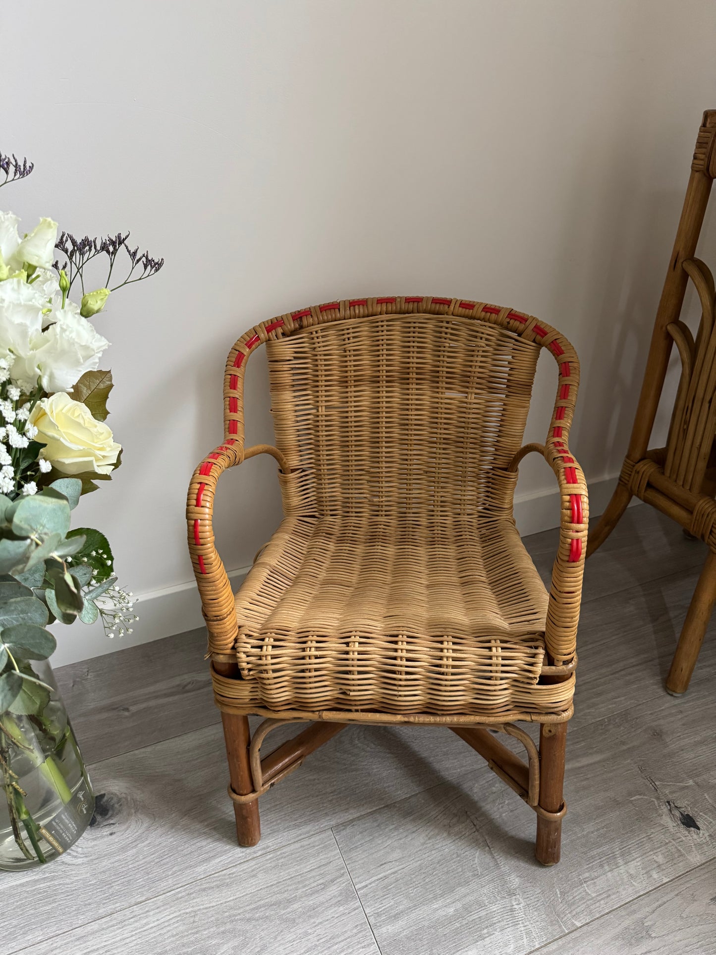 Chaise en rotin et scoubidou pour enfant
