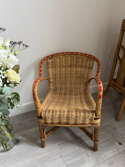 Chaise en rotin et scoubidou pour enfant