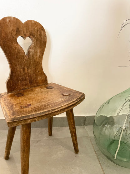 Chaise en bois pour enfant avec cœur