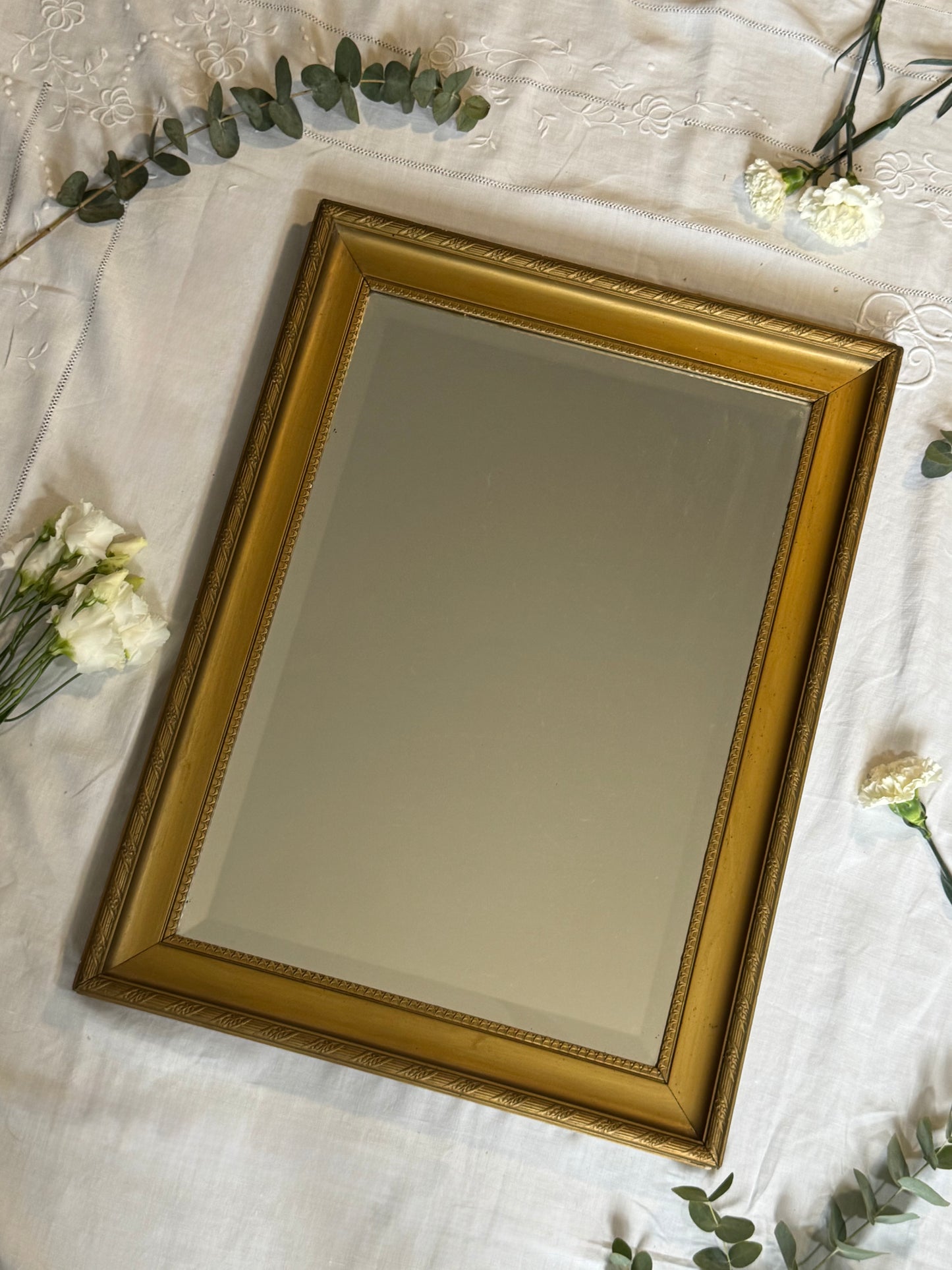 Grand miroir en bois doré vintage
