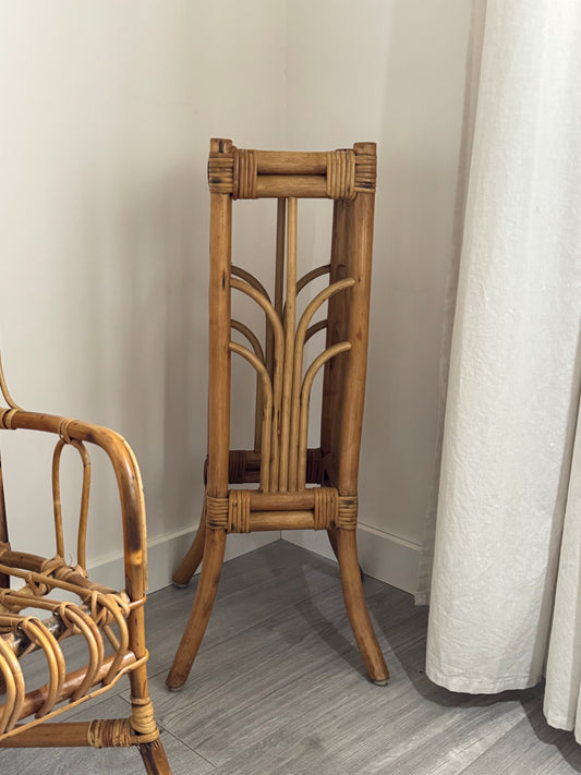 Repose-plantes / desserte en rotin