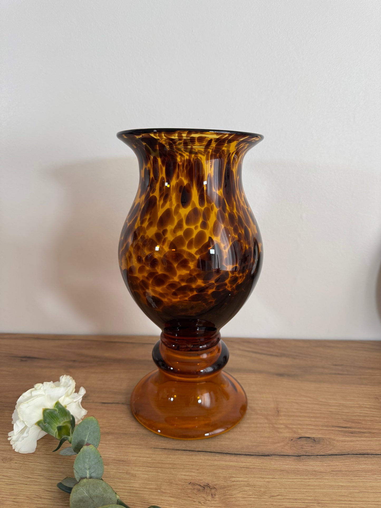 Vase ambré moucheté