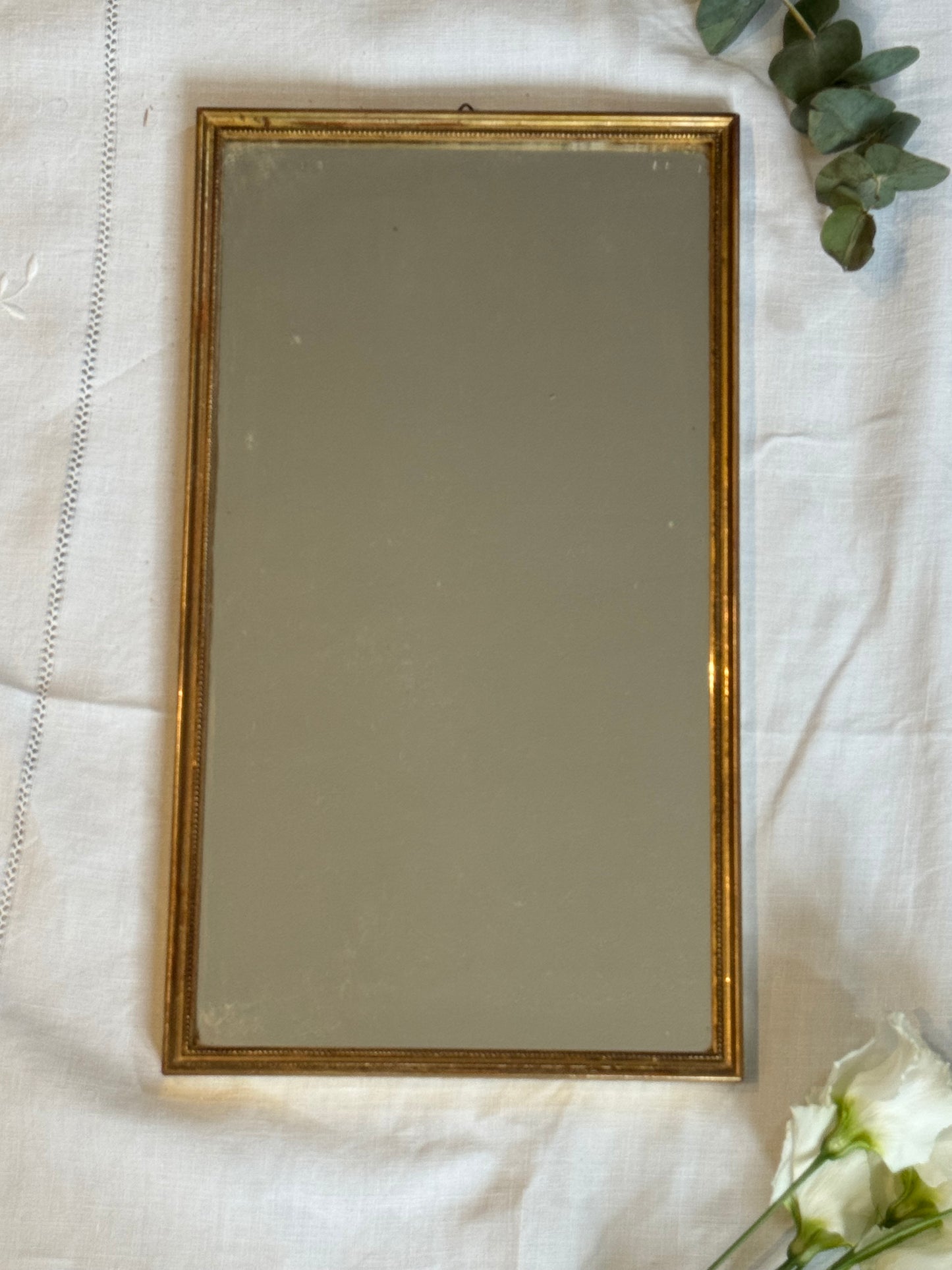 Miroir rectangulaire vintage doré en bois