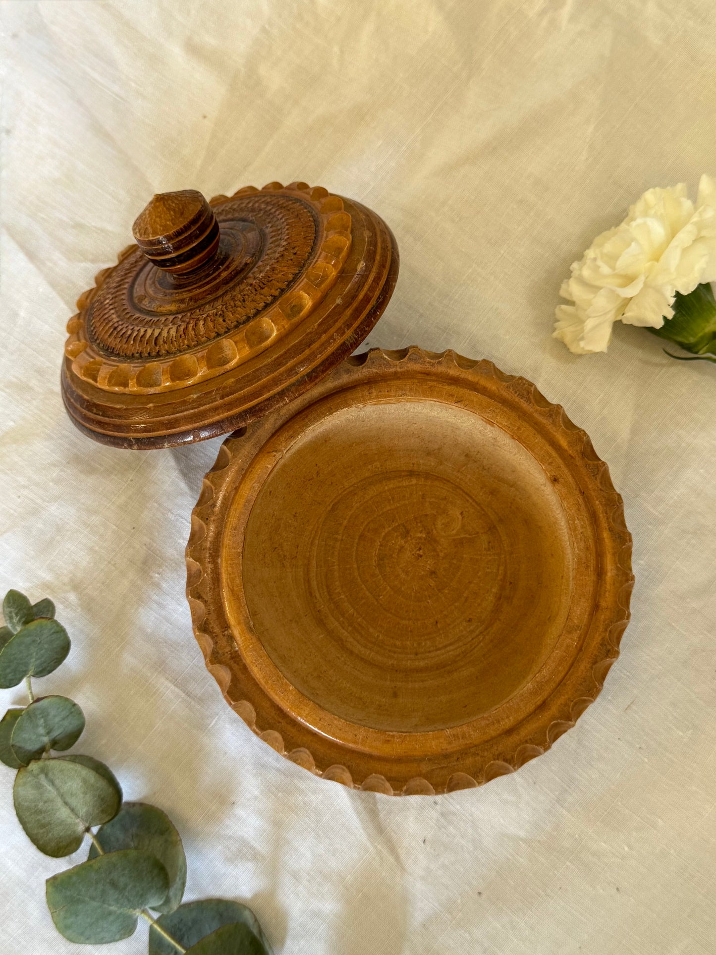 Boîte en bois sculpté