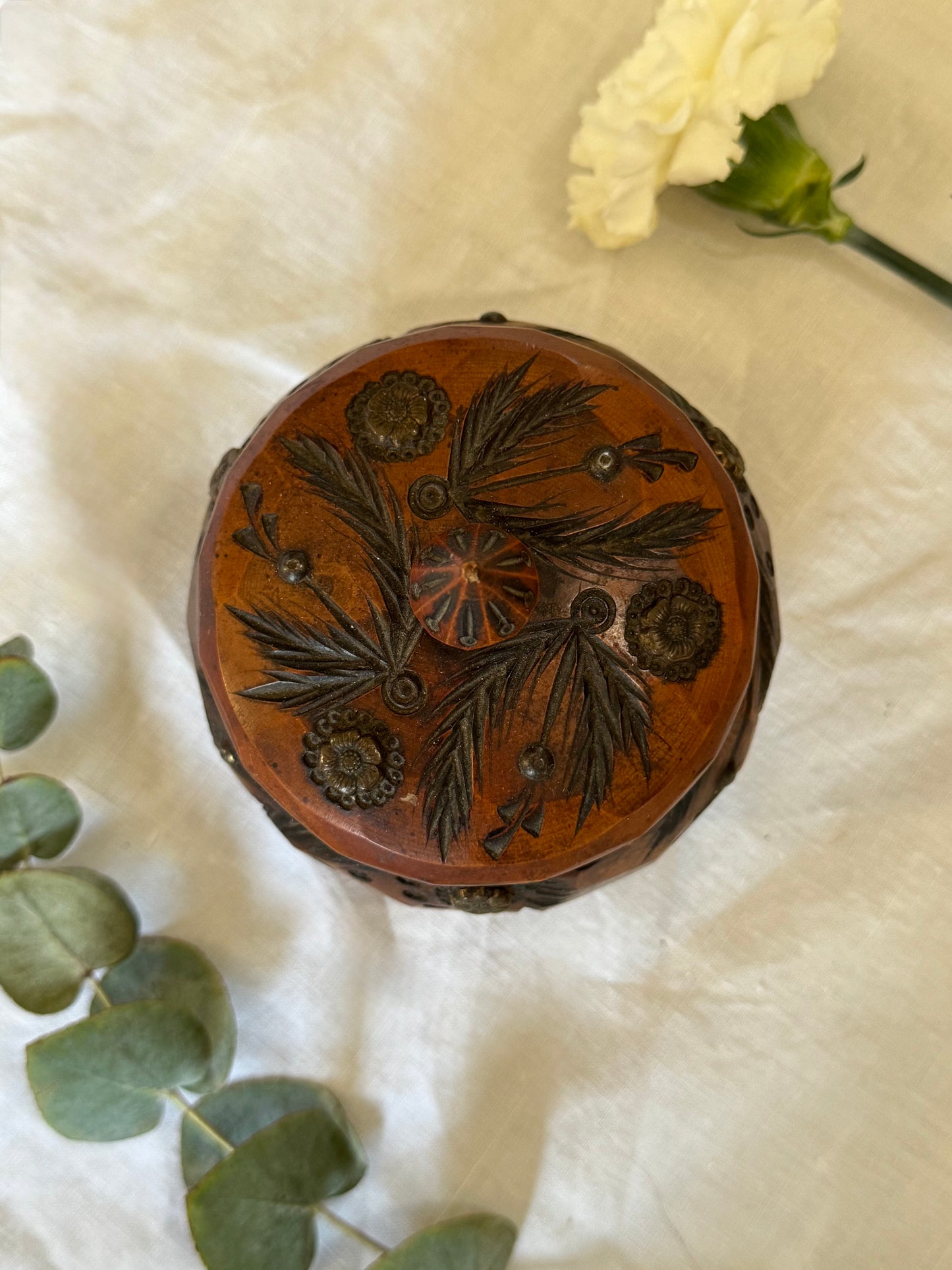 Boîte en bois sculpté et laiton