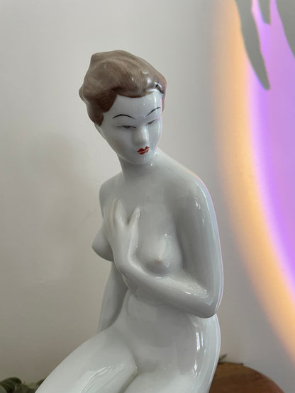 Statue dame nue porcelaine Hollohaza Hongroise