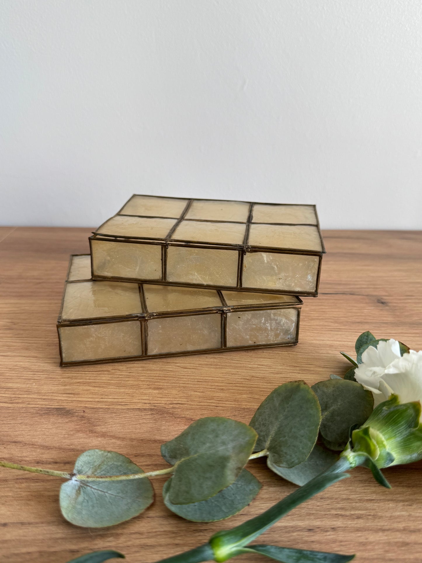 Lot deux boîtes nacre et laiton