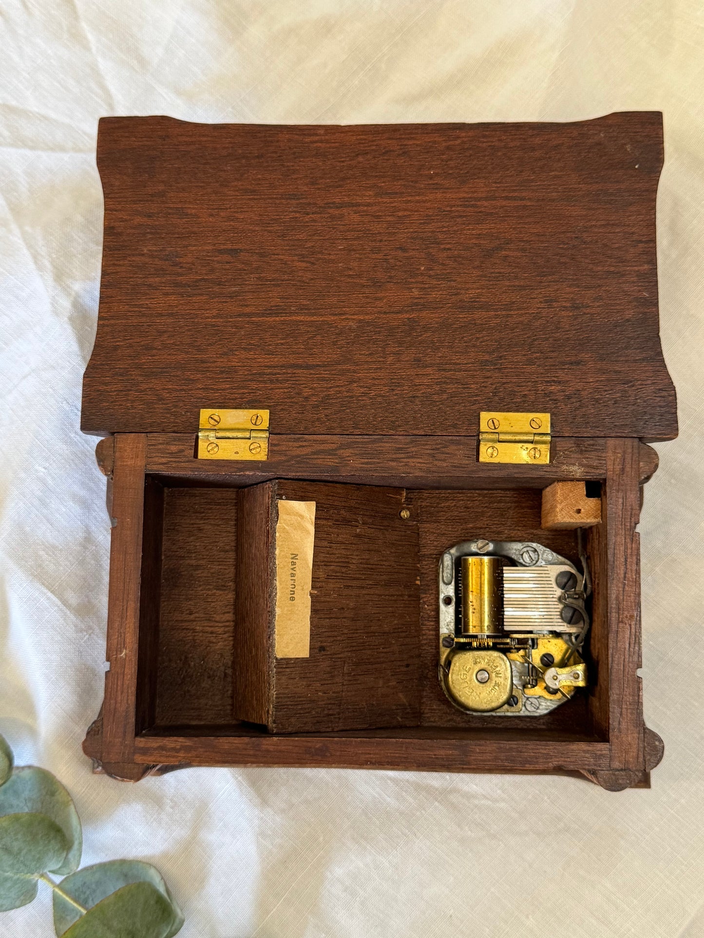 Boîte à musique en bois vintage