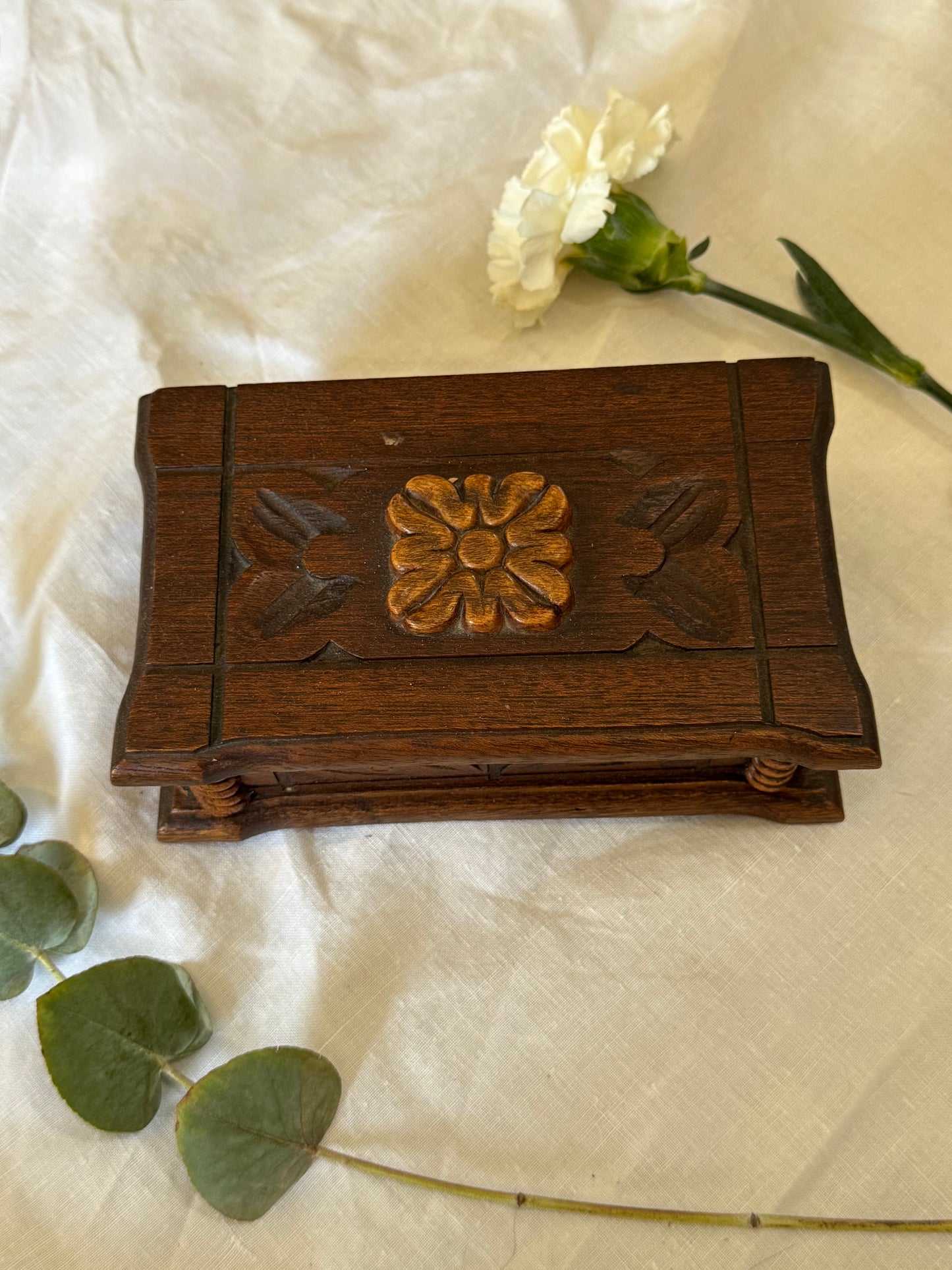 Boîte à musique en bois vintage