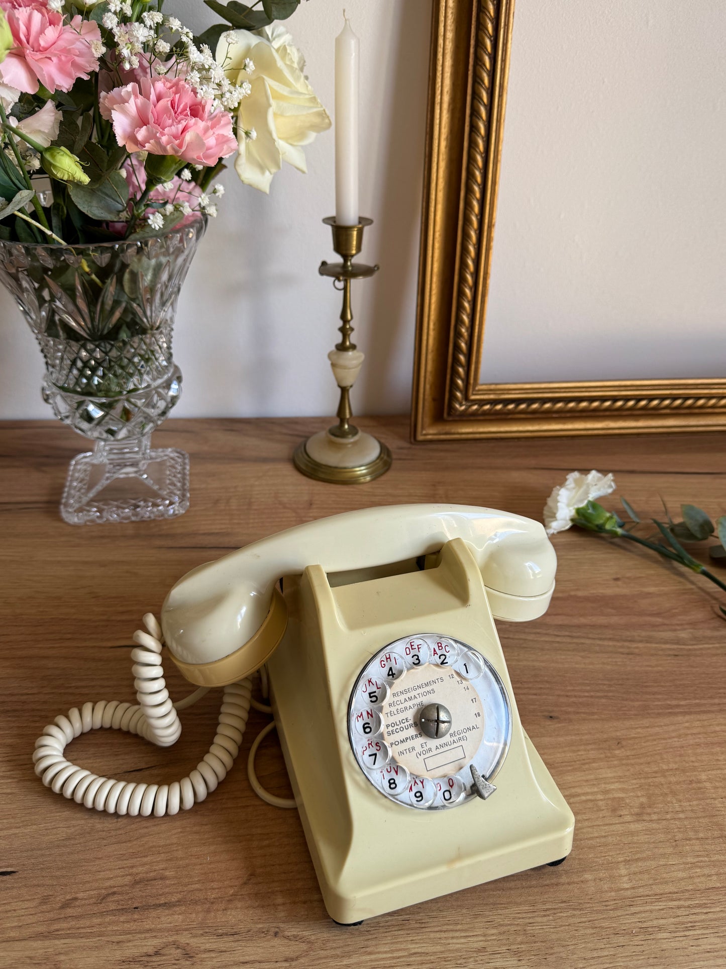Téléphone ancien Bakélite crème