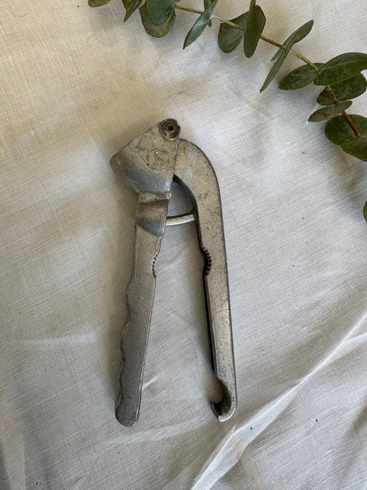 Presse ail casse noix et dénoyauteur vintage