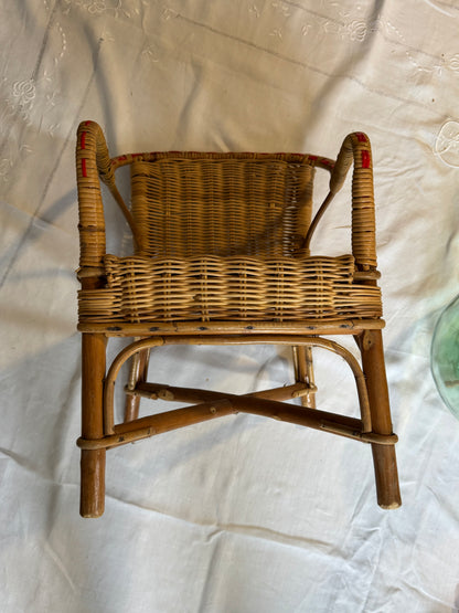 Chaise en rotin et scoubidou pour enfant