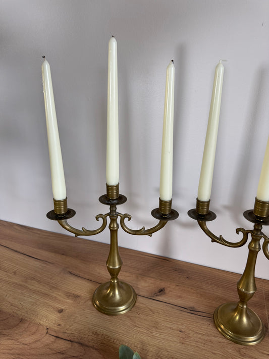 Paire de chandeliers en laiton