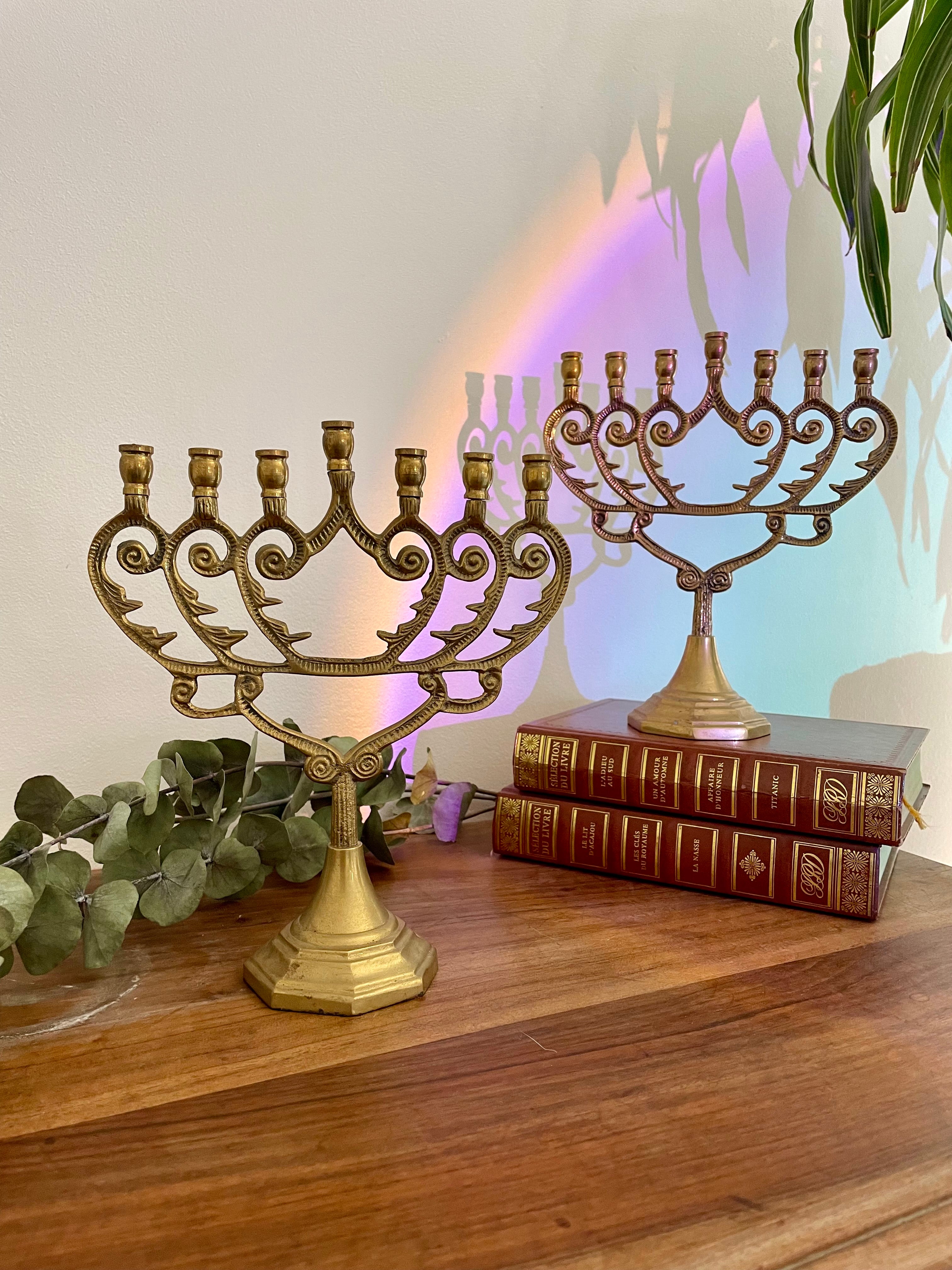 La menorah ou le chandelier à sept branches La menorah ou le chandelier à sept branches