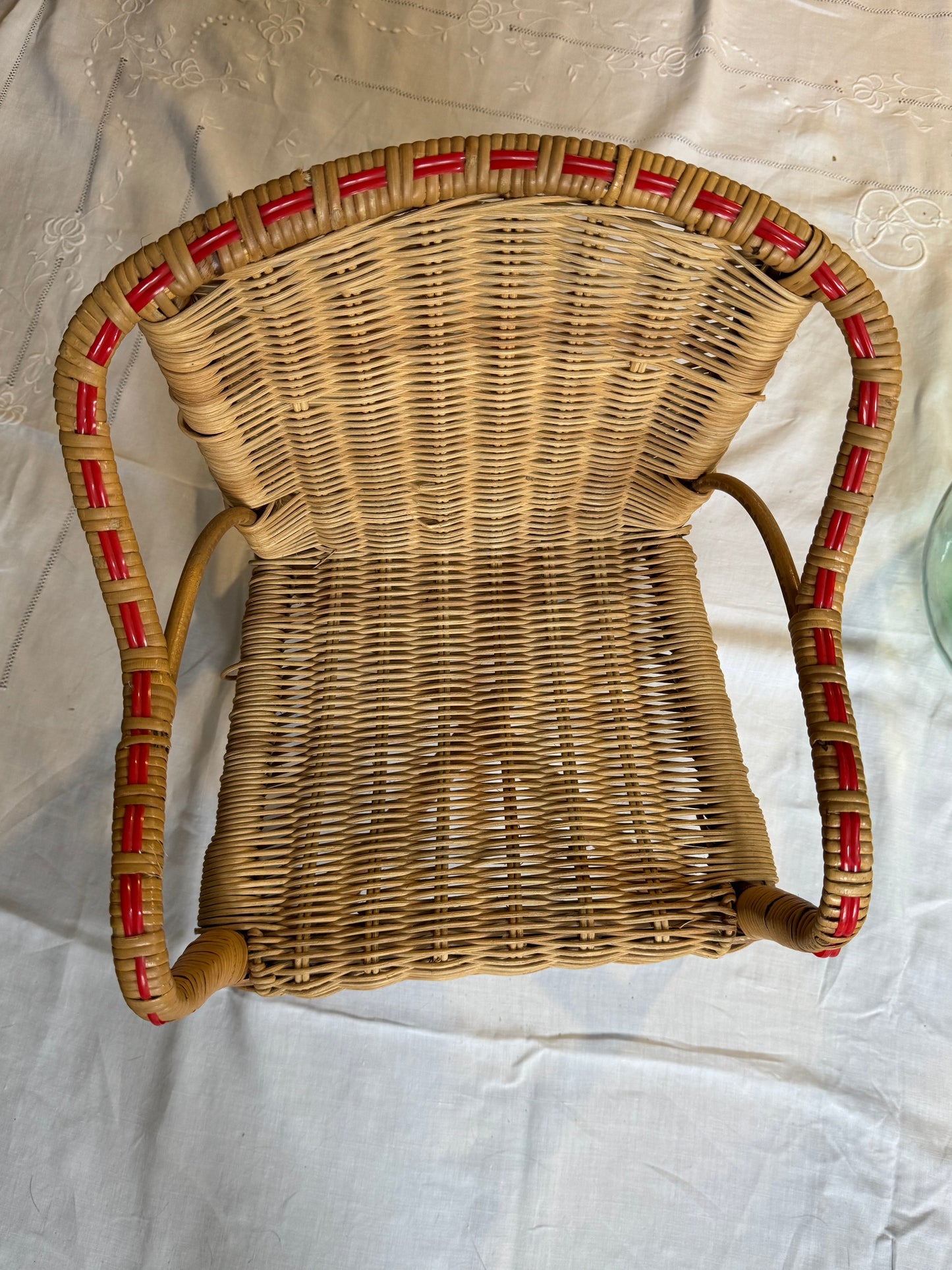 Chaise en rotin et scoubidou pour enfant