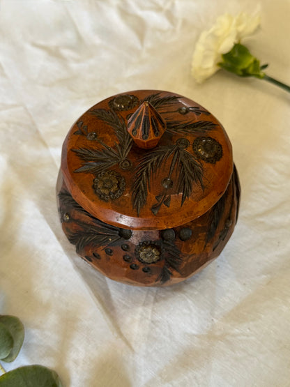 Boîte en bois sculpté et laiton