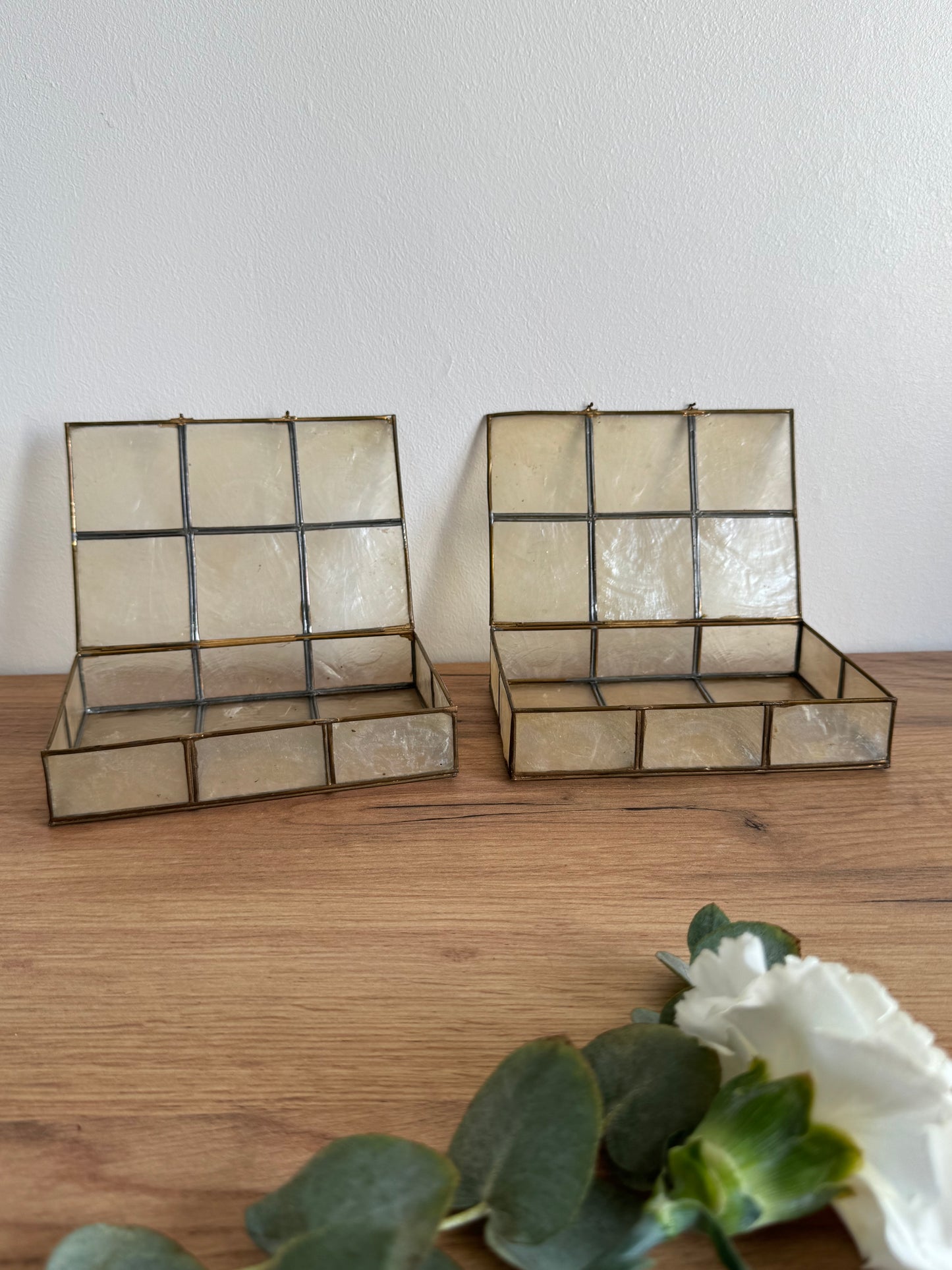 Lot deux boîtes nacre et laiton