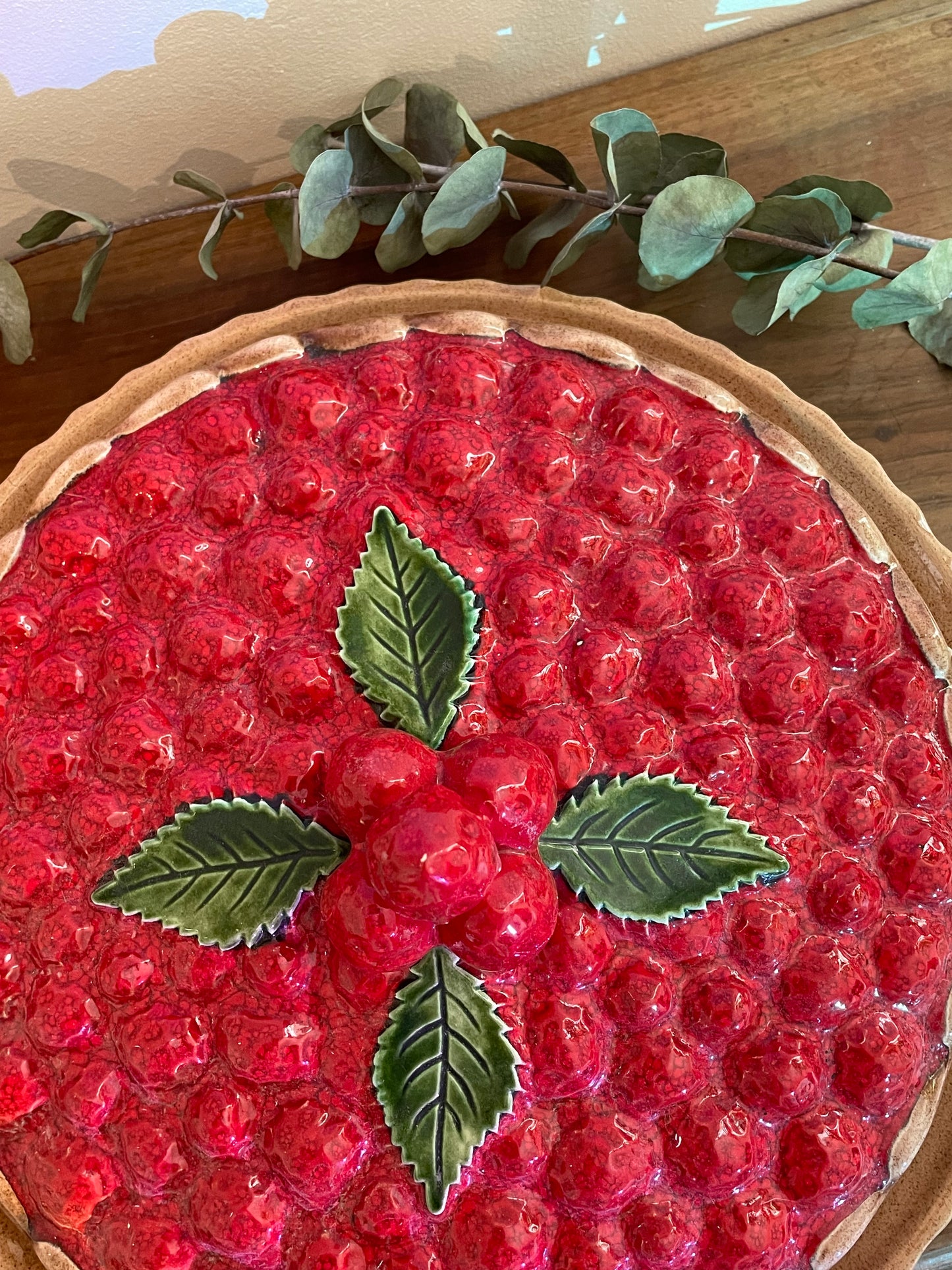 Plat en barbotine tarte aux fraises