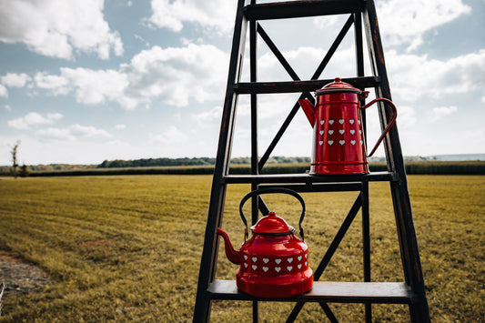 Lot d'une cafetière et une théière émaillées motif coeurs