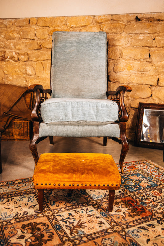 Fauteuil et son repose-pieds