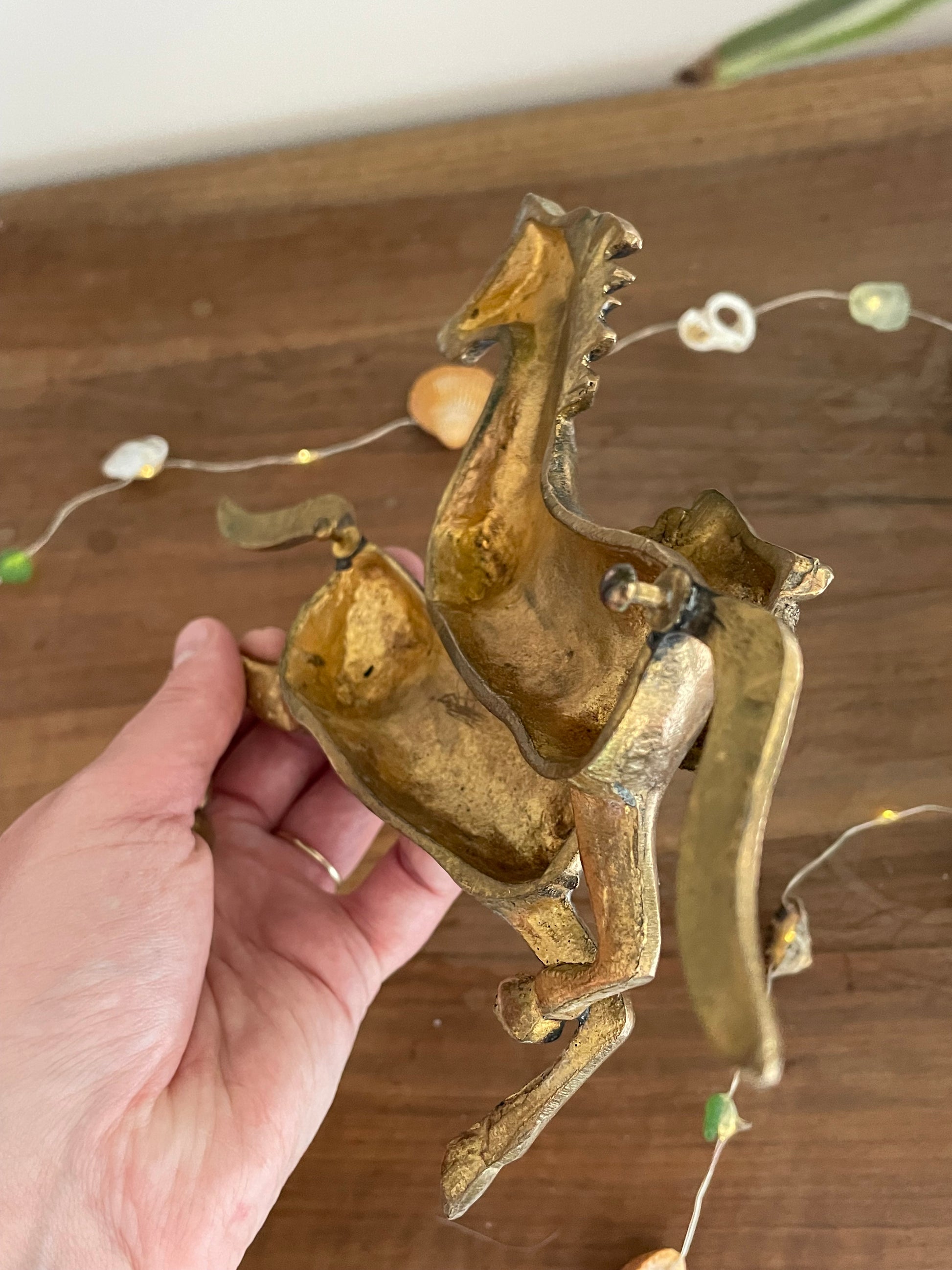 Cheval en Laiton Mouler Statue équestre ? sur socle bois Cheval en Laiton Mouler Statue équestre ? sur socle bois