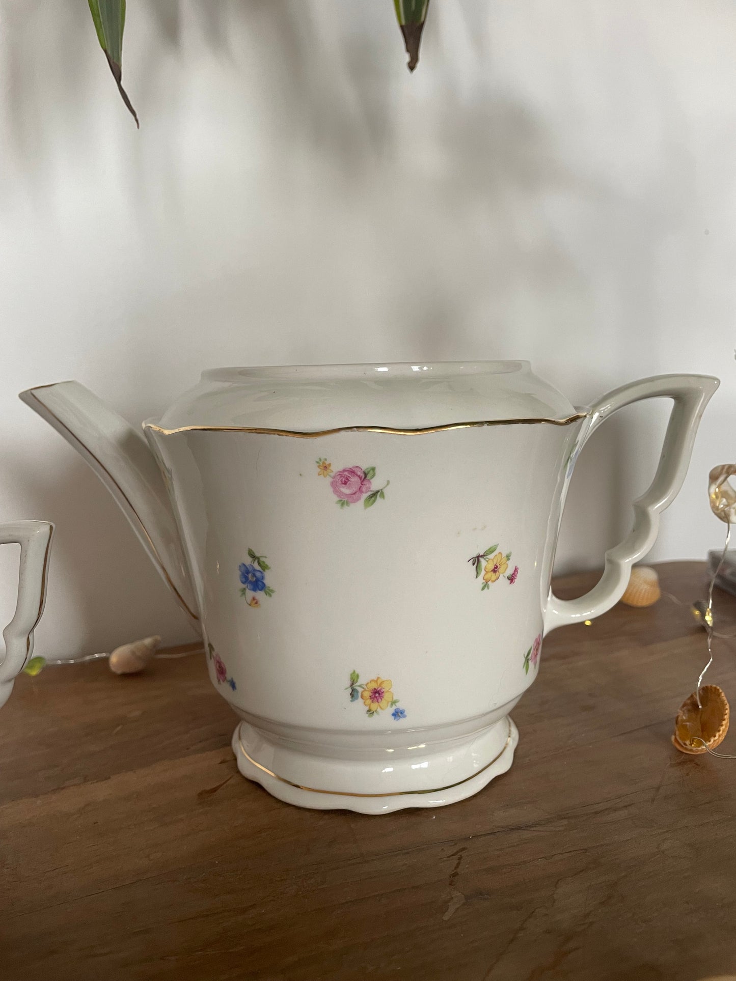 Théière et pot à lait en porcelaine