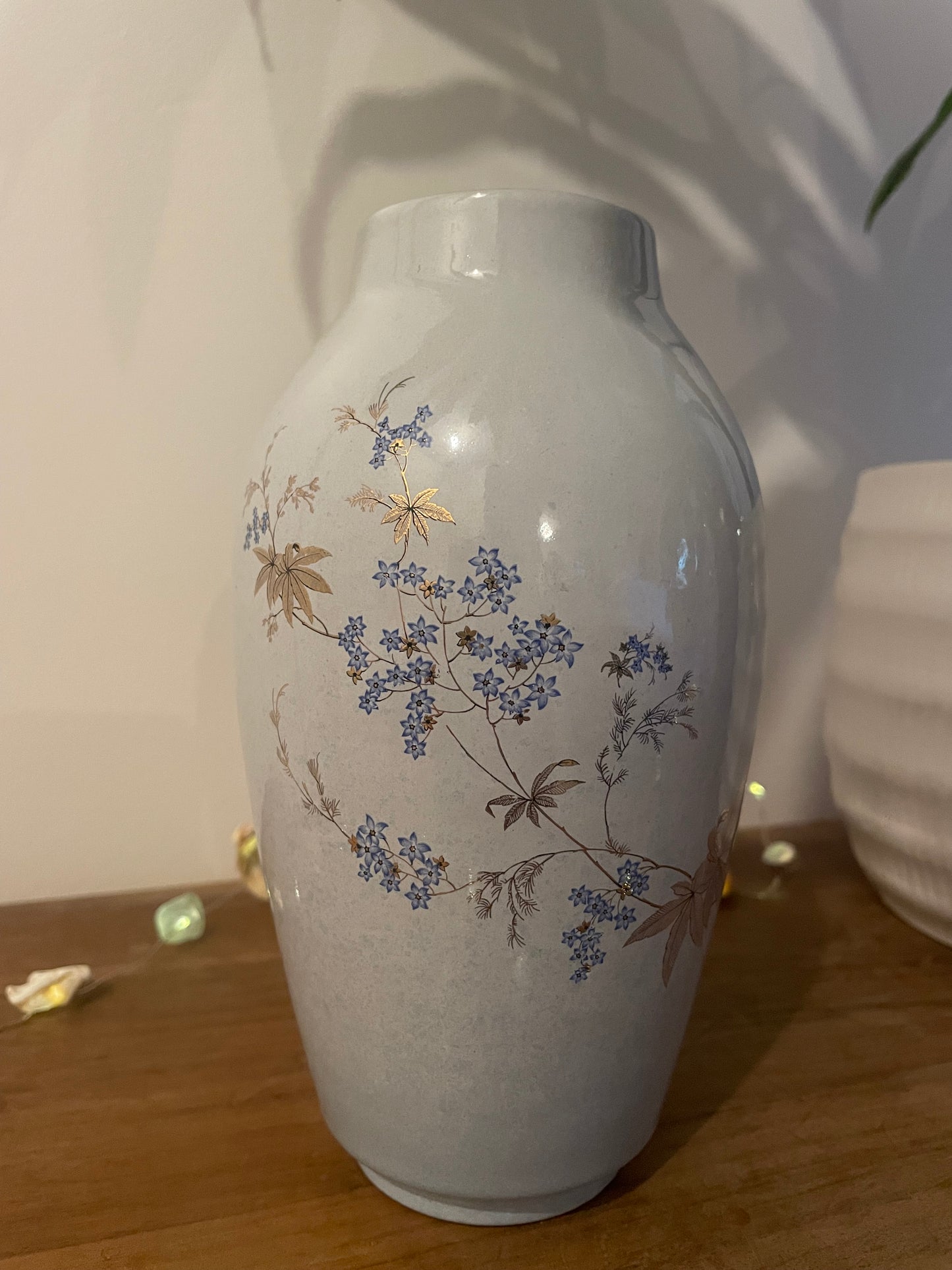 Vase doré et bleu