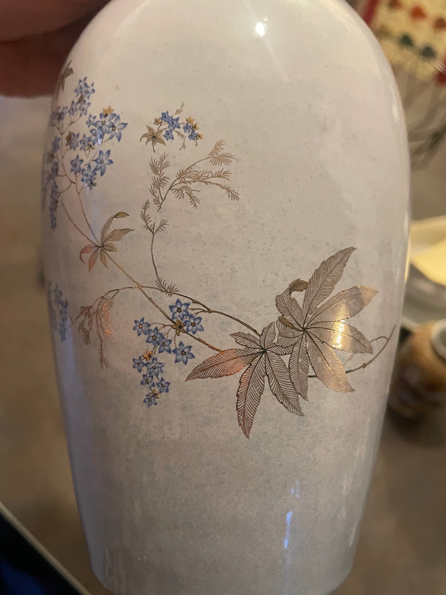 Vase doré et bleu